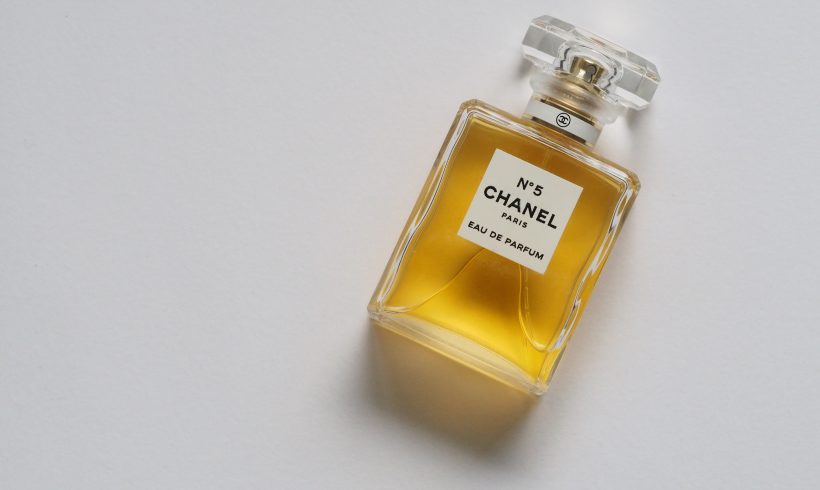 Pourquoi certains noms de parfums frisent-ils le ridicule ? Découvrez les flankers.